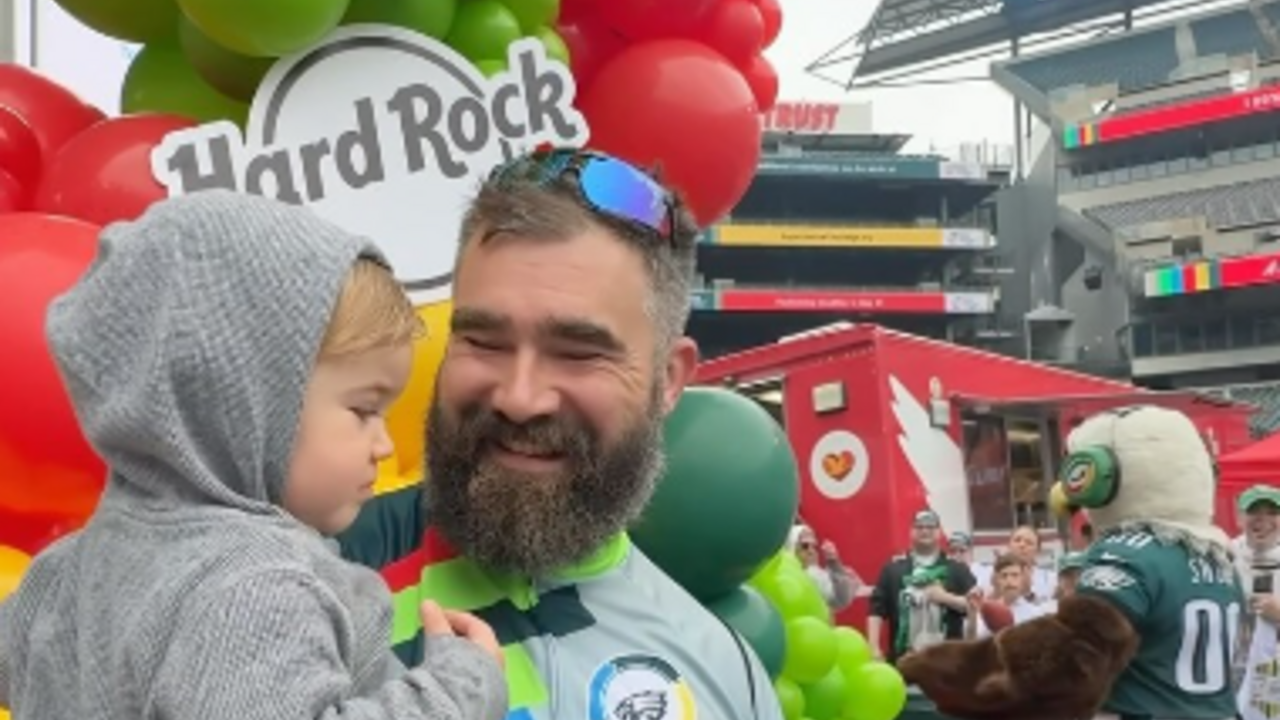 Jason Kelce Shares Hilarious Photo of Youngest Daughter Meeting(01)